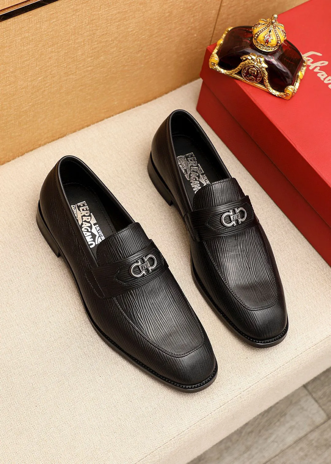 Men's shoes💰460💰 Product trademark: Ferragamo "Ferragamo" casual leather shoes Regular size: 38-44 (45🉑️customized) Product materials: Selected imported first-layer calfskin embossed upper + luxury hardware buckle, imported water-dyed cowhide leather lining. Strong three-dimensional visual effect, original outsole color: 1⃣️color optional
